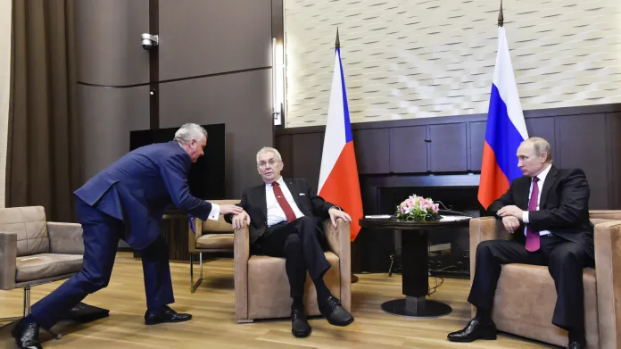 Vratislav Mynář (vlevo) na jednání prezidenta Miloše Zemana s ruským prezidentem Vladimirem Putinem v listopadu 2017