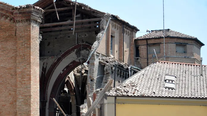 Kostel v Mirandole poškozený zemětřesením
