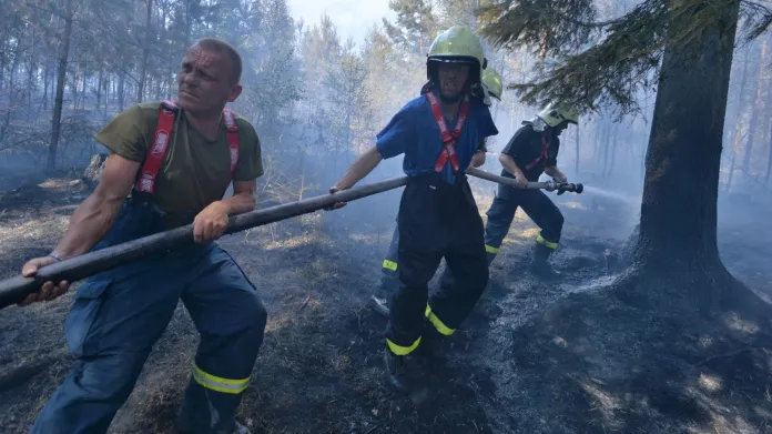 Hašení lesního požáru na Rokycansku