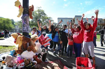 Ve Fergusonu to opět vře, u památníku černošského mladíka hořelo