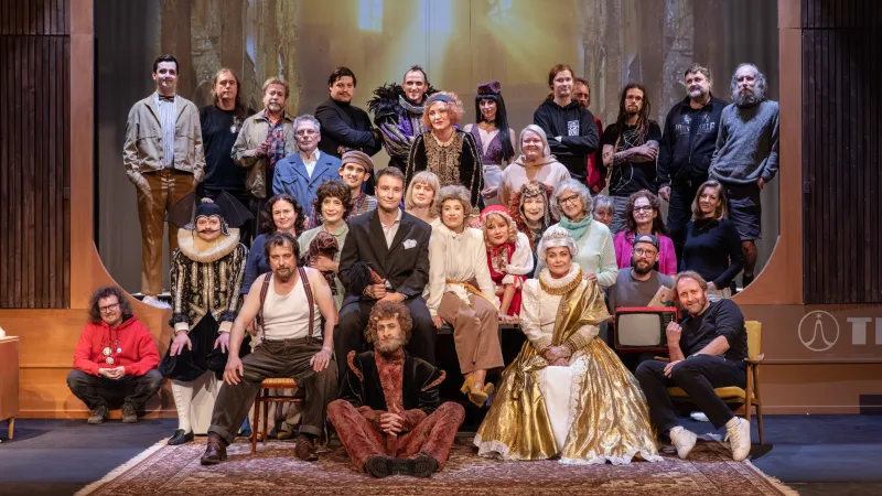 Do inscenace Arabela se v Klicperově divadle zapojil skoro celý soubor