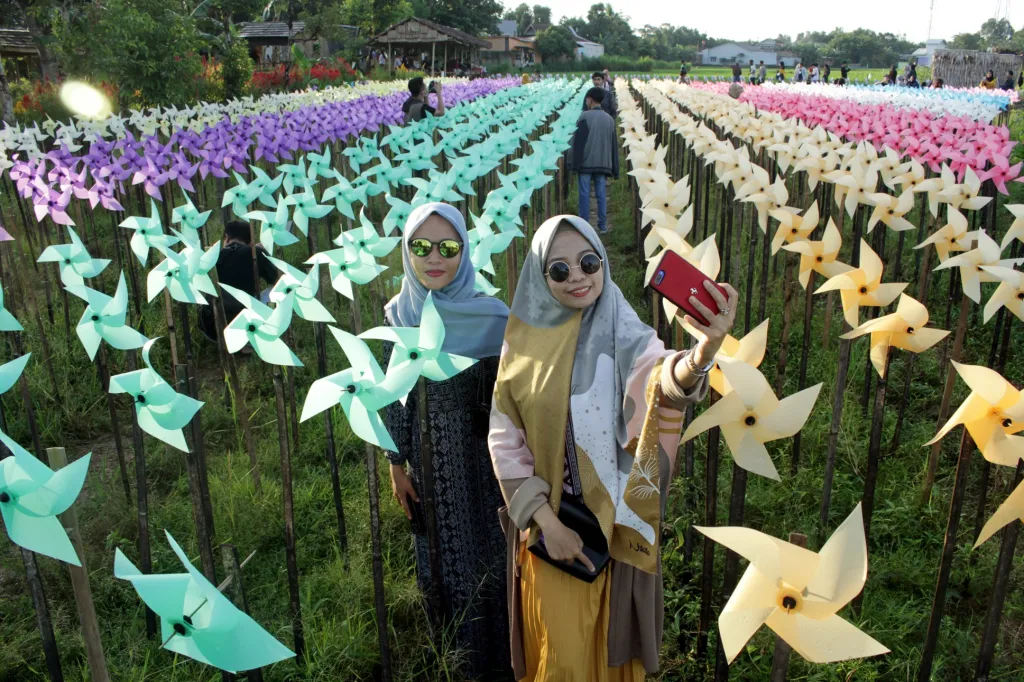 V indonéském městě Gowa mohou lidé navštívit novou Duhovou zahradu, kde jsou vysázeny místo květin větrníky
