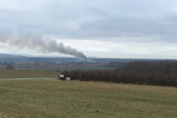 V Tlumačově hořely vraky aut v areálu kovošrotu