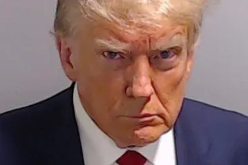Trump má vězeňskou fotografii, vydal se úřadům. S jeho voliči to nehne, míní analytici