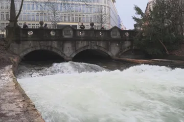 Předvolební kampaň v Mnichově provází neobvyklý spor o surfařskou vlnu