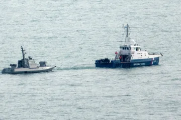 Rusko vytahuje na moře zadržené ukrajinské lodě. V pondělí je prý vrátí