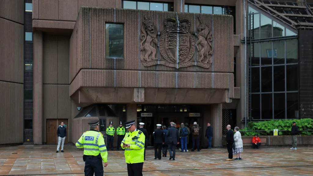 Policisté stojí před vchodem do liverpoolského soudu (30. května 2025)