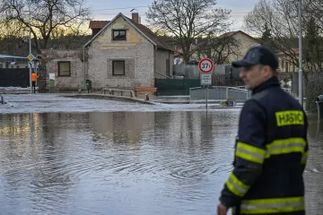 Labe ještě zůstává na nejvyšším stupni, v západních Čechách začíná sčítání škod po povodních