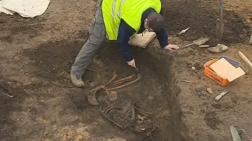 Archeolog očišťuje kostru z doby bronzové