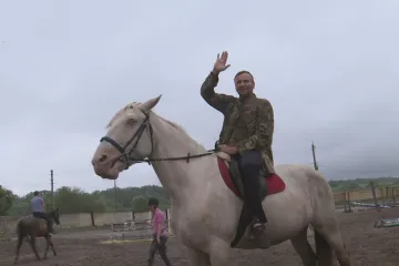 Ukrajinští vojáci nabírají sílu v charkovském sanatoriu, pomáhá jim i hipoterapie 
