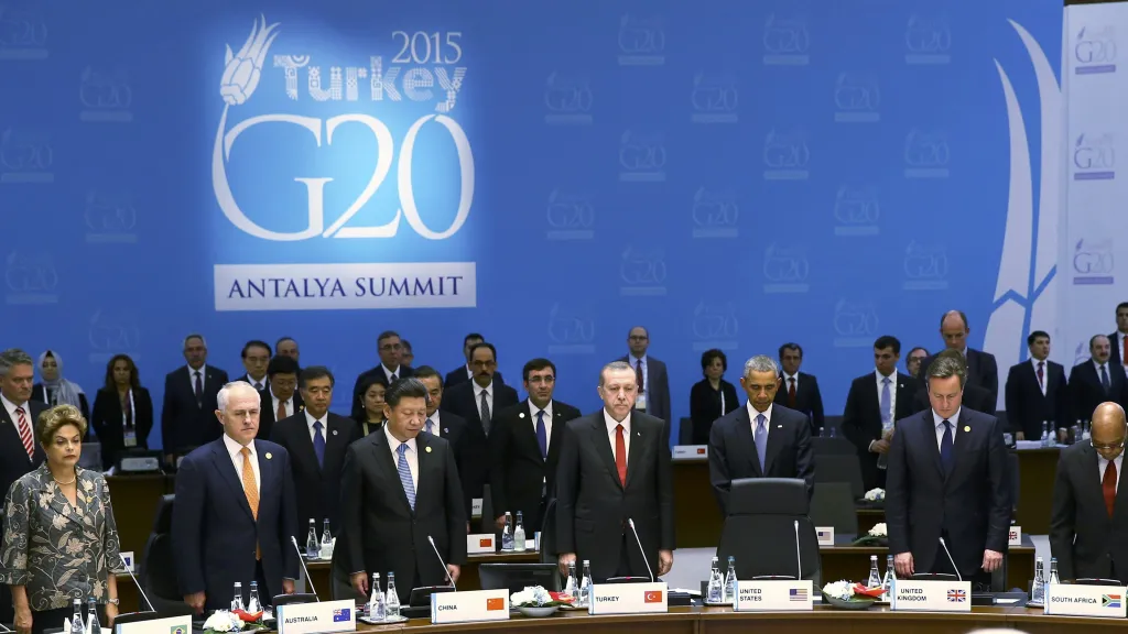 Představitelé G20 drží minutu ticha k uctění památky obětí útoků v Paříži
