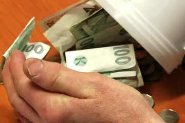 V období Vánoc přibývá falešných sbírek. Neváhejte si vyžádat povolení, radí policisté