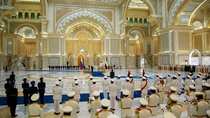 Uvítací ceremoniál po příletu Vladimira Putina do Spojených arabských emirátů