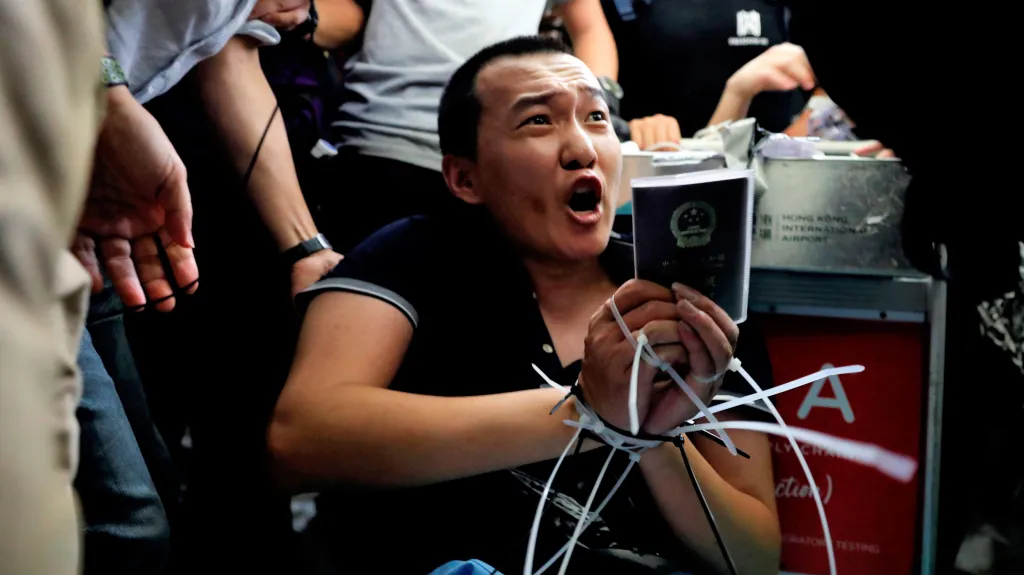 Novinář Fu Kuo-chao napadený demonstranty na hongkongském letišti v srpnu 2019