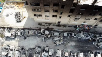 Letecký pohled ukazuje budovu a auta zničená při útoku izraelských osadníků po incidentu, při kterém palestinský ozbrojenec zabil dva izraelské osadníky poblíž Huwary na Západním břehu Jordánu. Foceno 27. února 2023