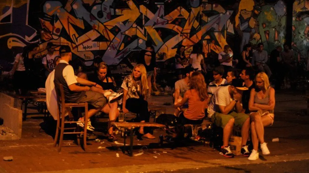 Večer se odehrával hlavně na ulici před Trafačkou