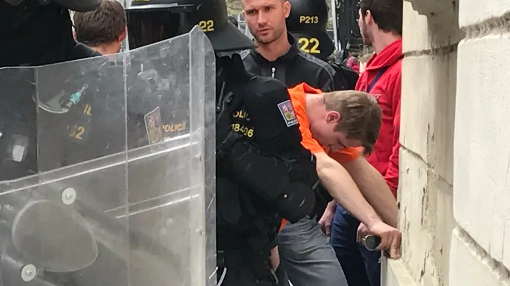 Policie v Brně zadržela první výtržníky