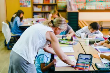 Školy nedokážou sehnat a zaplatit asistenty. Pomoc přitom potřebuje desetina žáků