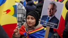 Záběr z demonstrace na podporu Georgesca (snímek je z 1. března)