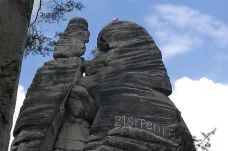 „21. srpen FŮJ“. Ve skalách na Náchodsku někdo obnovil nápis proti okupaci