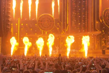 Balanc mezi hudbou a cirkusem, kritikou a provokací. V Praze koncertovali Rammsteini