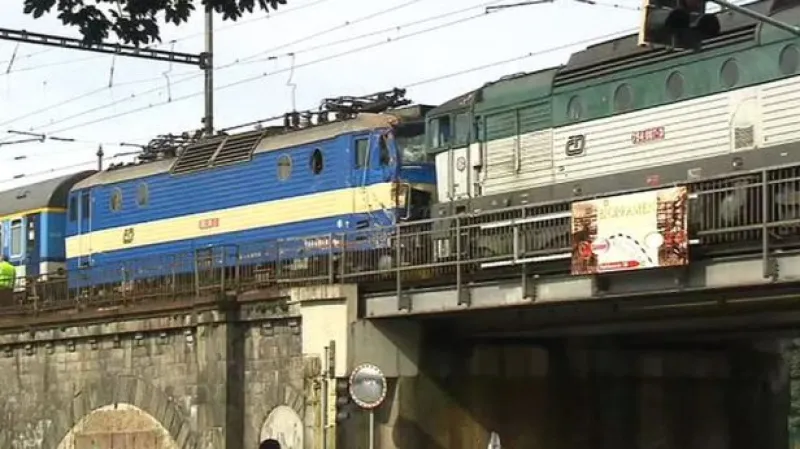 Vyprostit druhý vlak se podařilo až v podvečer