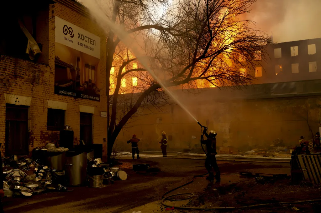 Velký požár textilní továrny v ruském Petrohradu se rozšířil na plochu deset tisíc metrů čtverečních