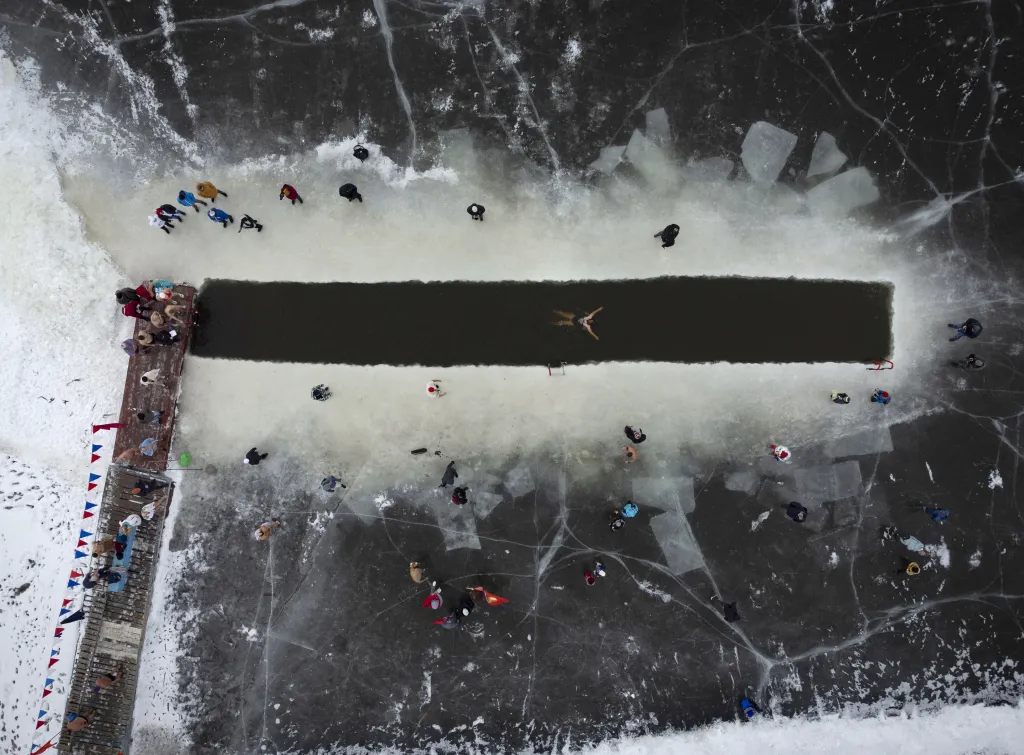 Kromě tradičních zimních sportů konečně začala sezóna i otužilcům. Na fotografii pořízené dronem je žena, která zahájila zimní plavecnou sezónu v řece Irtyš v ruském Omsku