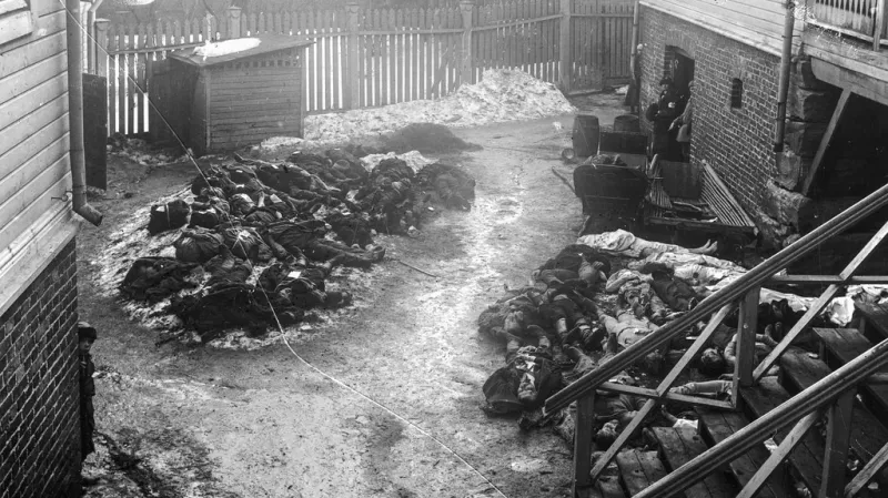 Mrtvá těla rudých na půdě školy