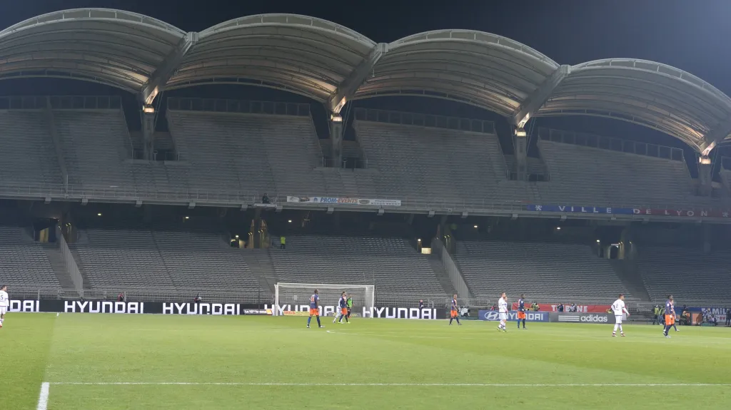 Diváci se na francouzské fotbalové stadiony zatím nevrátí