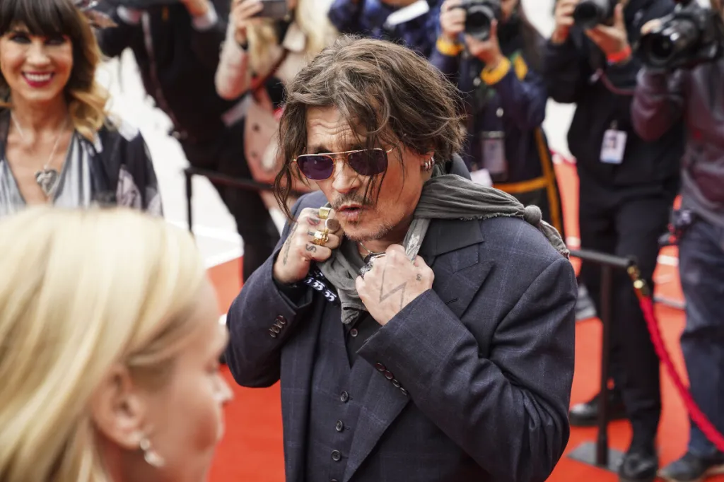 27. srpna – hlavními zahraničními hvězdami filmového festivalu v Karlových Varech byli Johnny Depp, Ethan Hawke a Michael Caine