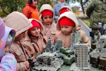 „Laskavé hry.“ Rusko oficiálně zavádí propagandu do mateřských škol