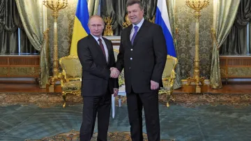 Vladimir Putin (vlevo) a Viktor Janukovyč před jednáním v Moskvě