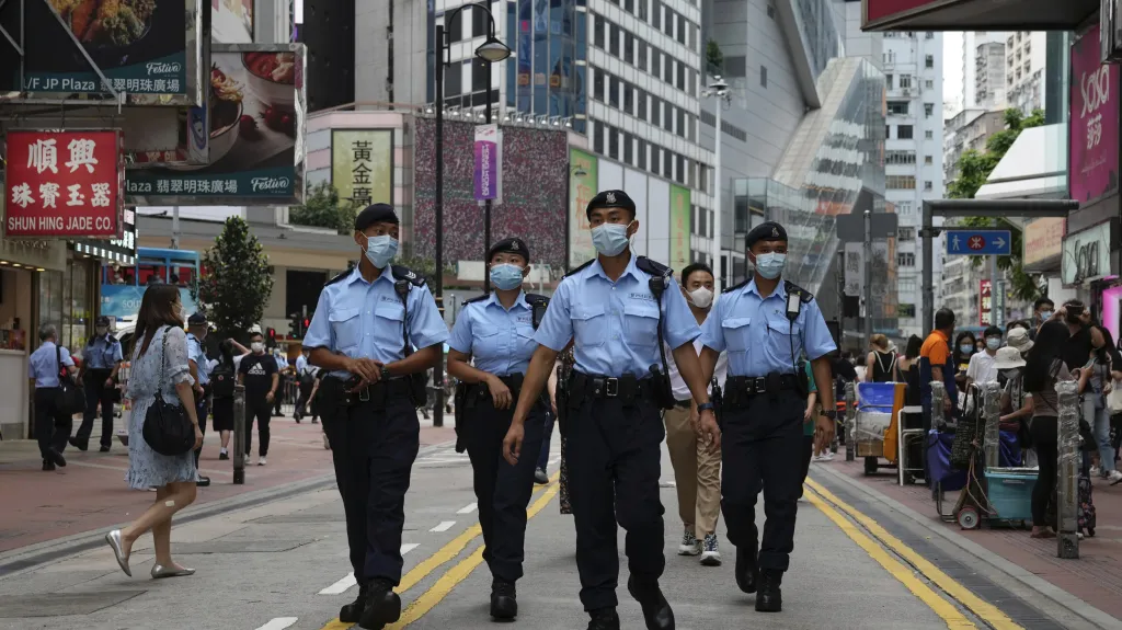 Hlídky policistů poblíž Victoria Parku v Hongkongu