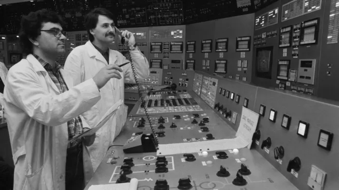 První blok jaderné elektrárny v Dukovanech byl 24. února 1985 přifázován na elektrizační soustavu
