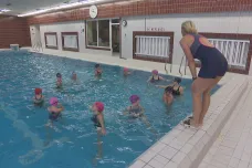 Karlovarský kraj uzavře bazén na pedagogické škole jako ztrátový. Trenéři protestují