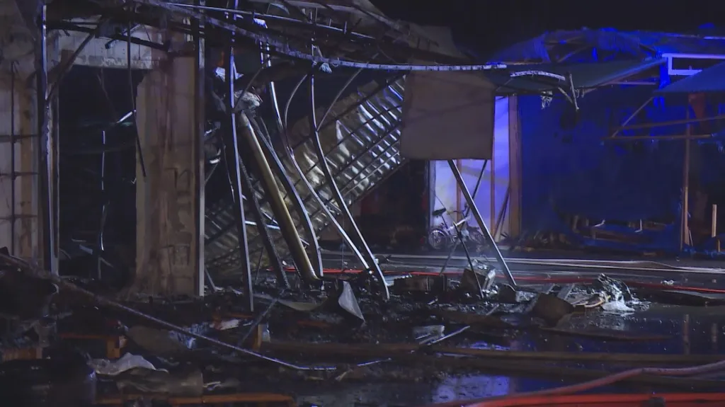 Následky požáru v tržnici Svatý Kříž