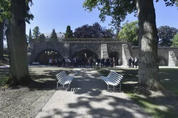 Posedět si v zámecké zahradě. V Bruntále opravili venkovní sál