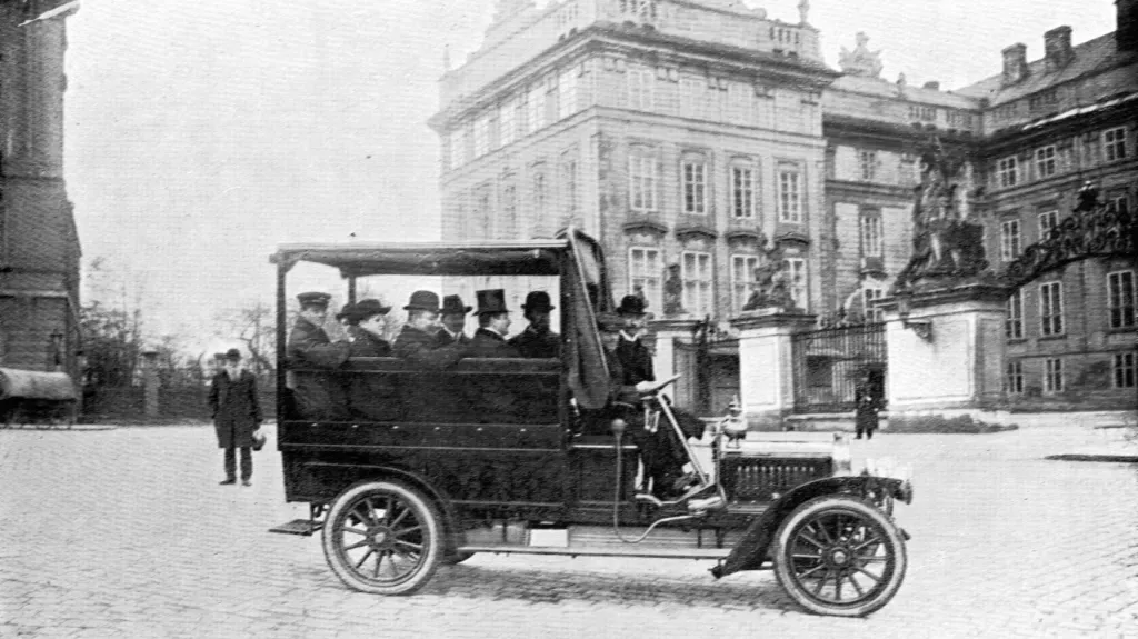 Fotografie ze zkušebního provozu autobusů v Praze