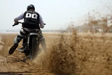 Motoristické závody na britské pláži přivítaly řadu historických aut a motorek