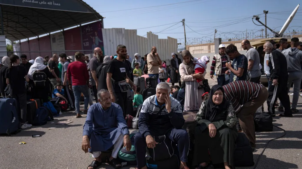Palestinci čekající u přechodu Rafáh