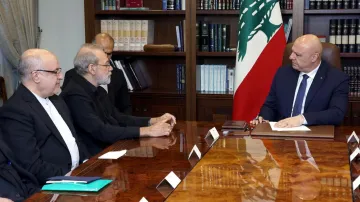 Šéf íránské Nejvyšší národní bezpečnostní rady Alí Larídžání při setkání s libanonským prezidentem Josephem Aúnem (vpravo) v Bejrútu 13. srpna 2025