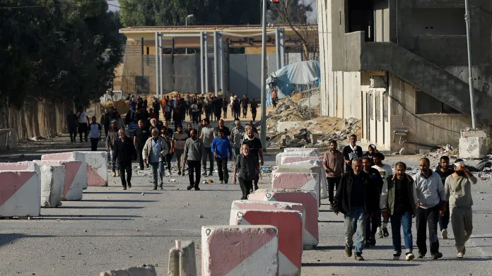 Palestinští pracovníci se vracejí z Izraele do Pásma Gazy