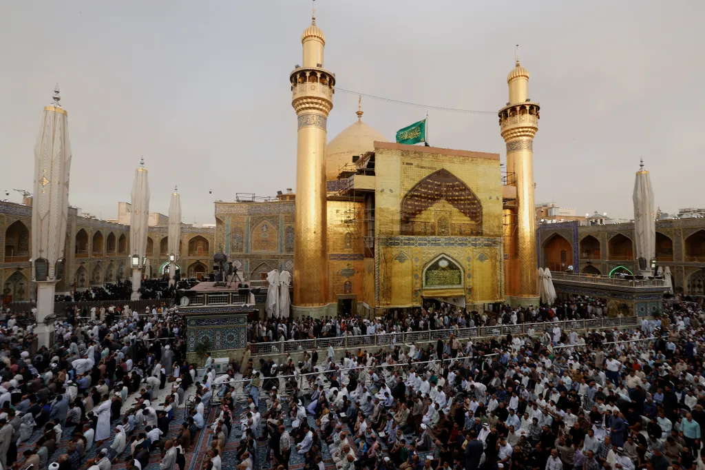 Šíitští věřící se účastní svátku Íd al-Fitr, který zakončuje posvátný postní měsíc ramadán ve svatém městě Nadžaf