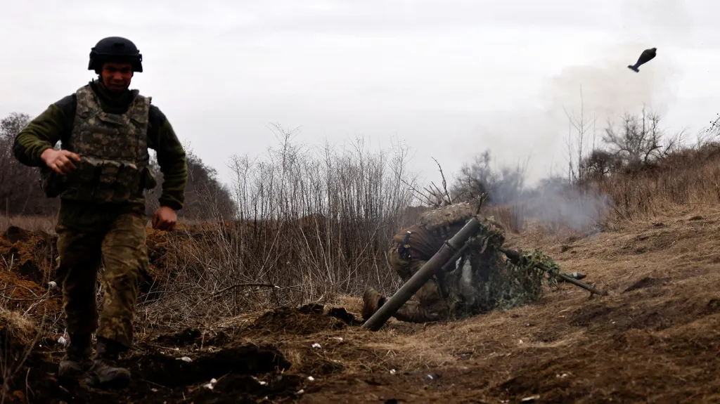Ukrajinský voják na pozici u Bachmutu