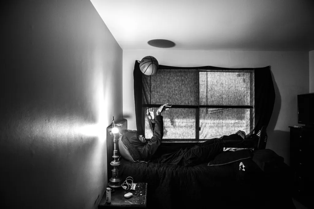 Nominace v sekci Fotografický soubor roku: Chris Donovan se sérií snímků nazvanou Those Who Stay Will Be Champions (Ti, kteří zůstanou, budou šampioni). Soubor představuj studentský basketbalový tým Flint Jaguars z města Flint v USA. Město, ve které se zrodila společnost General Motors, zažívá prudký pokles v oblasti automobilového průmyslu