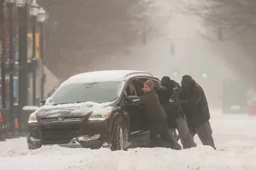 Zimní bouře v USA má nejméně 62 obětí, o víkendu zemi zasáhne další