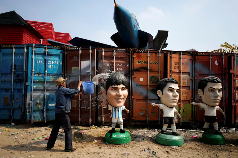 Zaměstnanec malé příměstské továrny na figuríny světových osobností na předměstí Šanghaje myje čerstvé postavy fotbalisty Lionela Messiho.