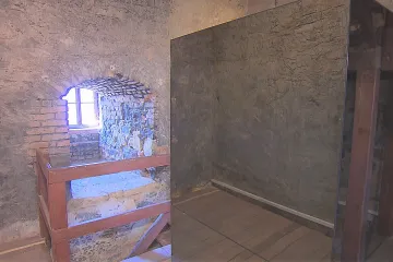 Skleněný hranol ve Svatojánské věži nic nevnucuje, jen levituje