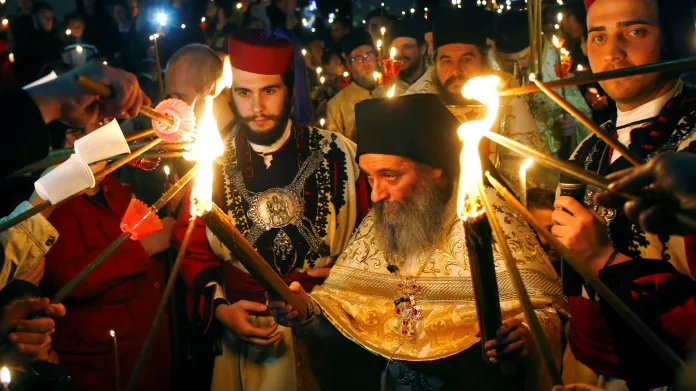 Pravoslavný kněz při bohoslužbě v Makedonii